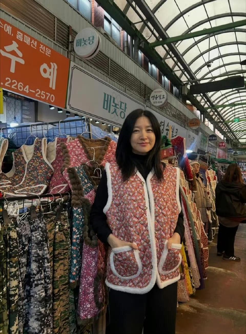 李英爱逛韩国传统市场，美女穿花棉袄也好看！ ​​​