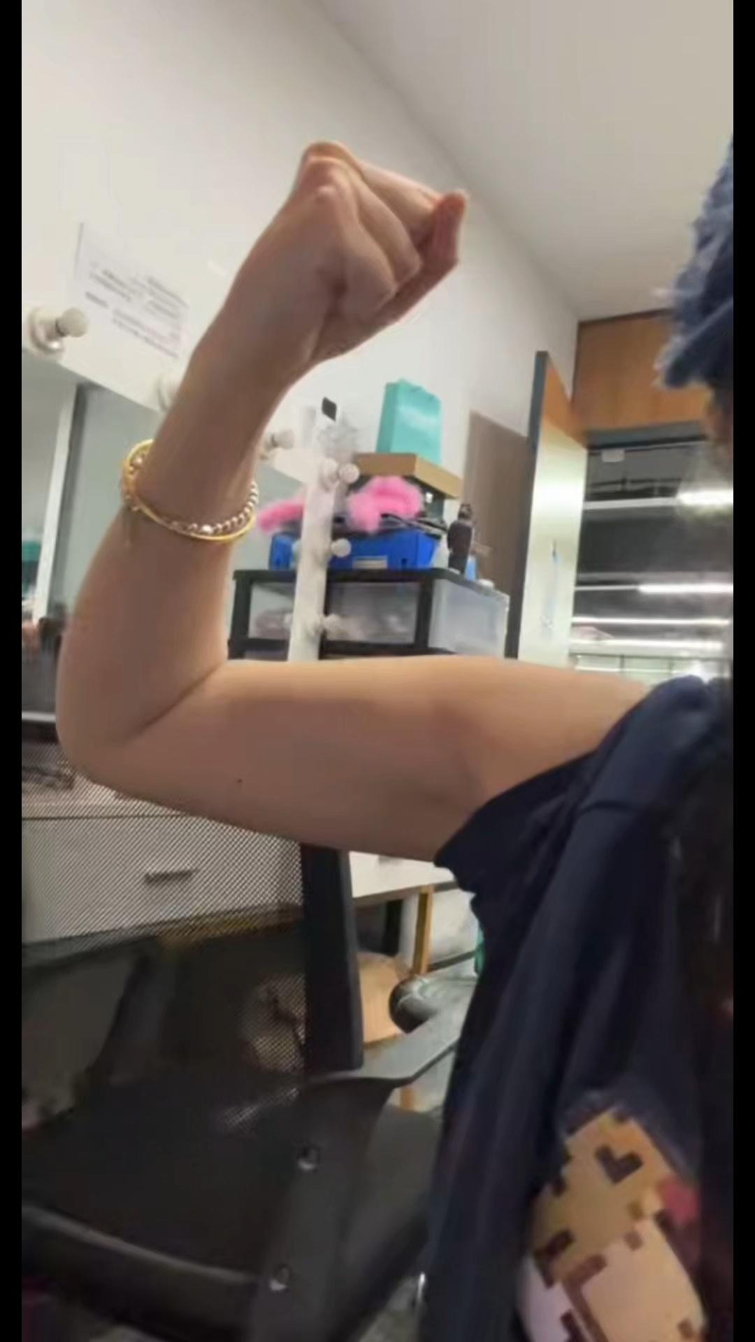 身上肉软其实是体脂率高是我朋友这种吗[允悲]毫无肌肉，但是我真的很喜欢摸她的手臂