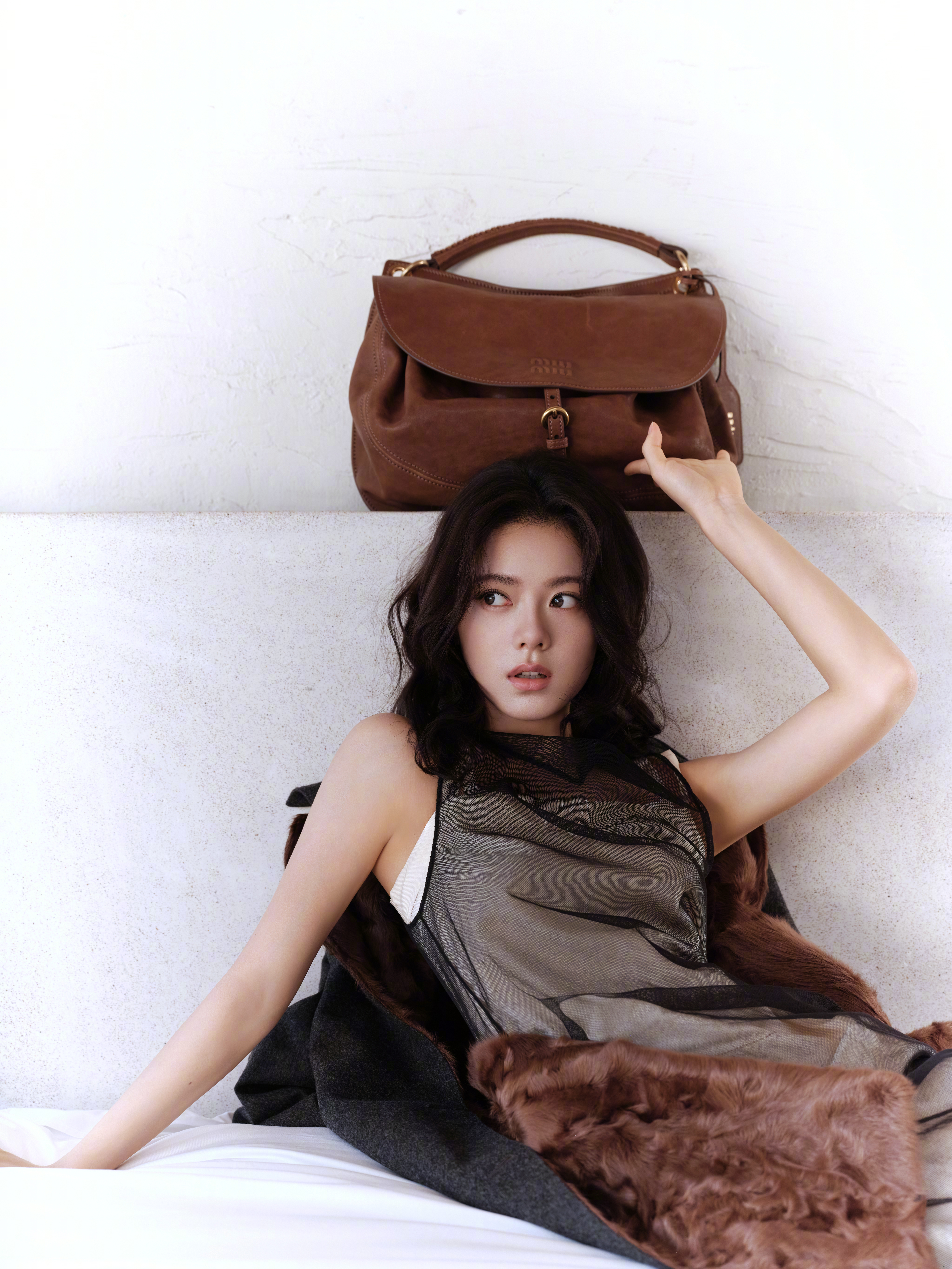 赵今麦 in Miu Miu🤎👜 身着秋冬服饰搭配Rendez-Vous手袋