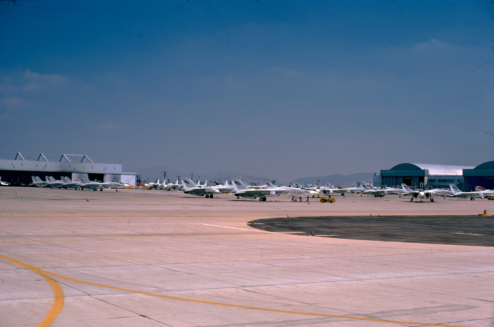 猫宁。米拉玛航空站，停机坪上VF-124 Gunfighters中队旗下的F-1