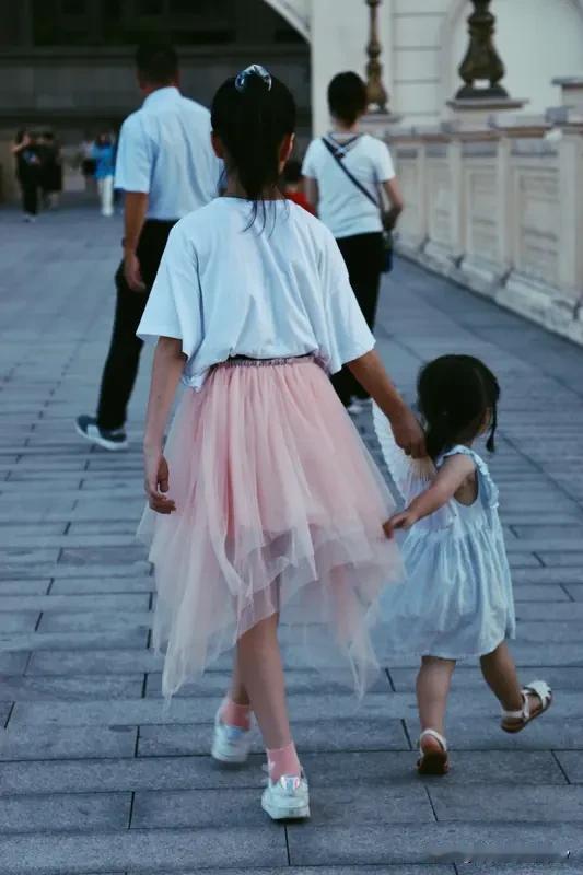 抱养妹妹嫁哥哥这事儿，网上可吵翻了天。有段视频，30岁娶不到媳妇的男子，抱养的妹