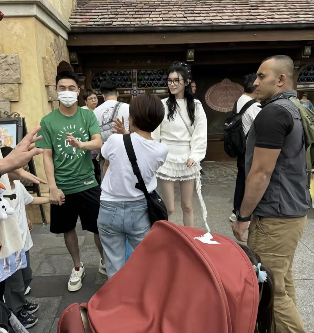 奚梦瑶和何猷君带着一对子女现身香港迪士尼乐园，一家四口穿衣打扮低调，家庭氛围看起