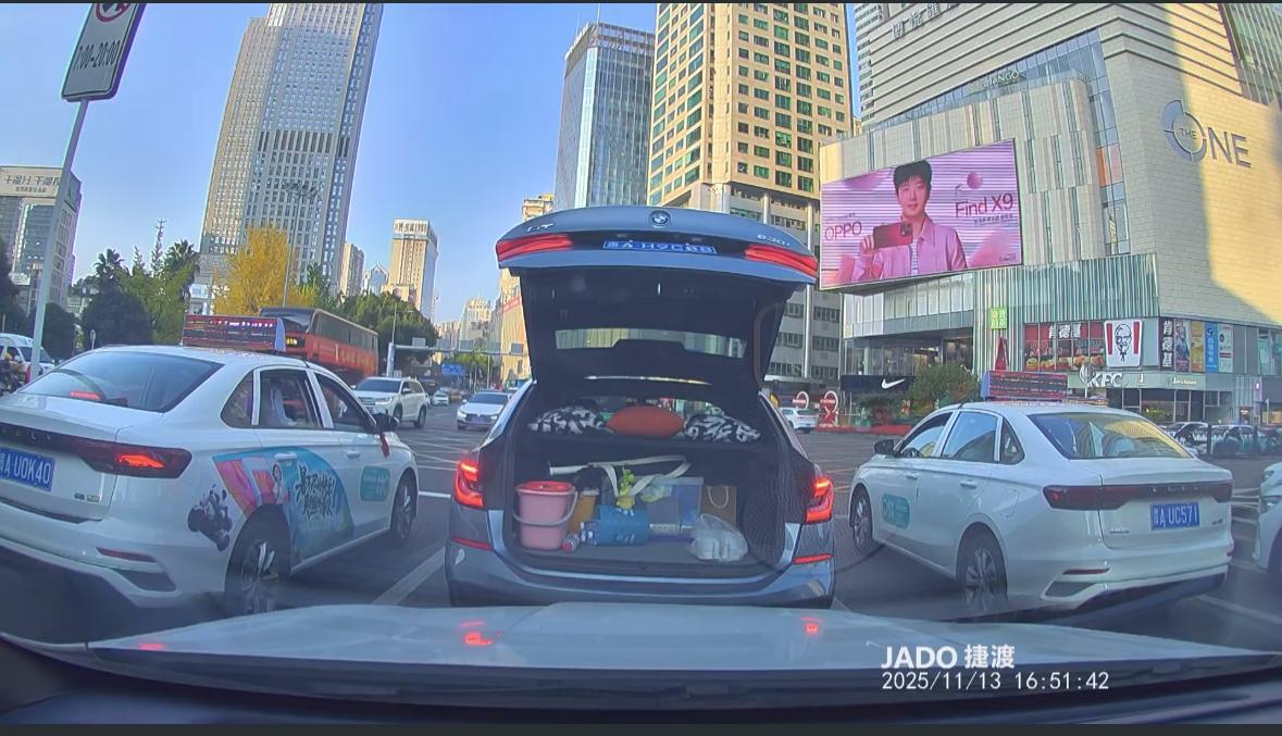 11月13日，贵州贵阳。前面的宝马师傅，等待红绿灯时打开后备箱，不知道是什么原因