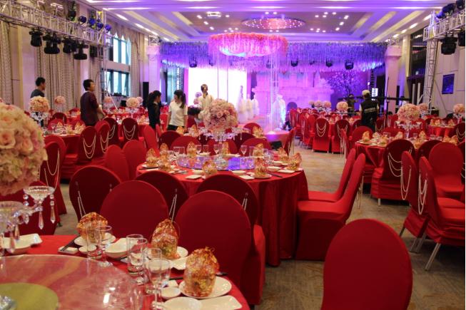 “人情水样凉！”昨天，32岁的亲哥哥结婚，在5星级大酒店大办特办，每桌2688元