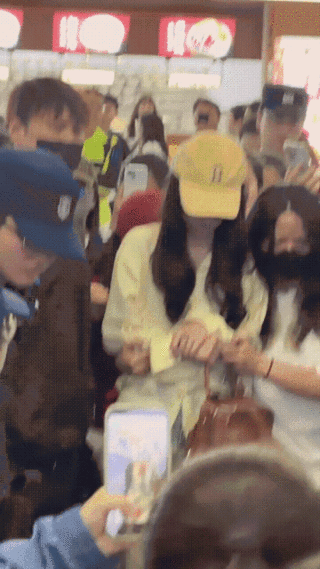 陈都灵机场被挤哭陈都灵机场疑似被挤哭了 陈都灵机场疑似被挤哭了 ，好心疼 