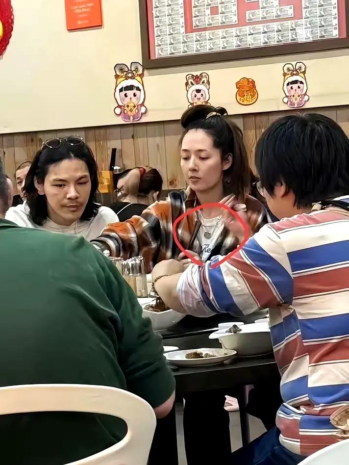 郭碧婷好歹是个明星，好歹是个富太太，发型这样就出门？也太随意了吧！！他们两夫妻是