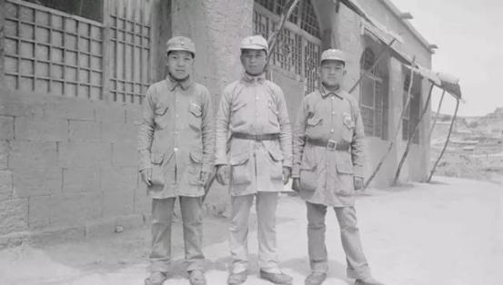 1942年，一名小战士乔装成乞丐，跟着两名同伴一起去取情报，可是刚把情报藏到鞋子