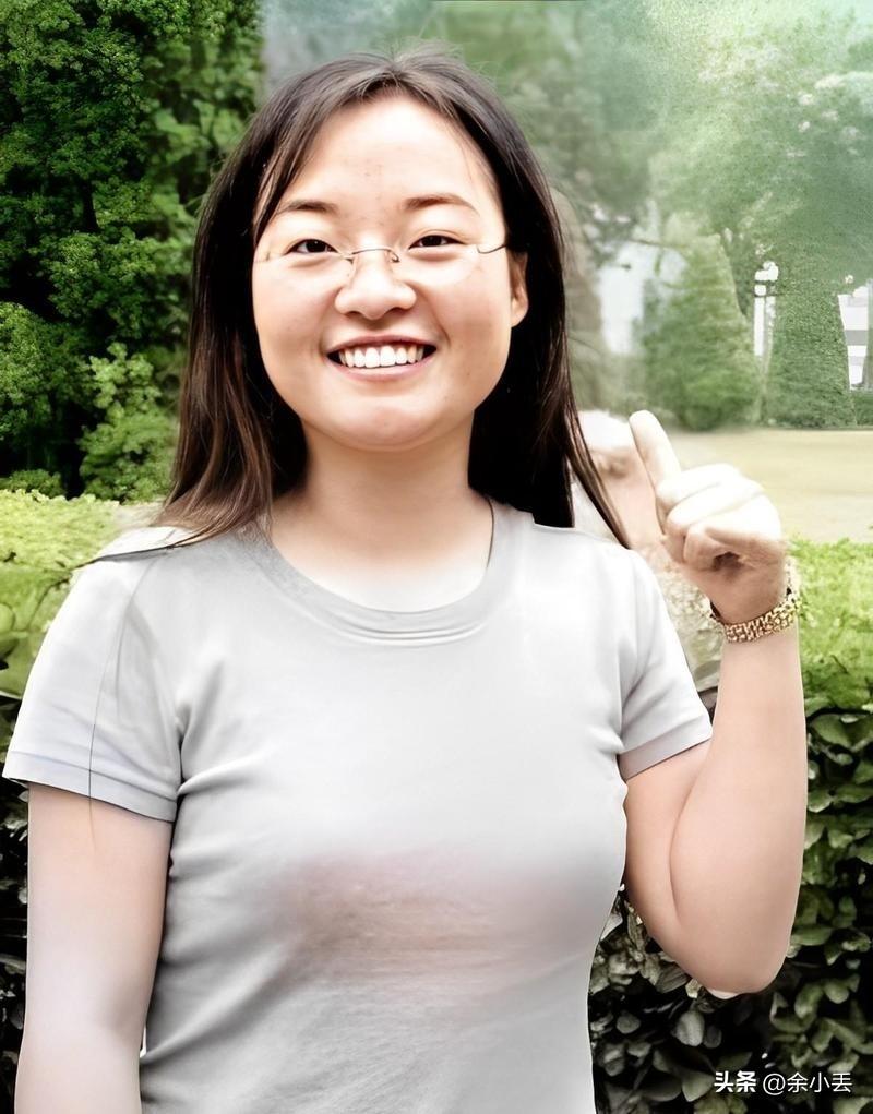 被张艺谋劝退的“最丑谋女郎”，24年后活成了自己的光
 
1999年，张艺谋一句