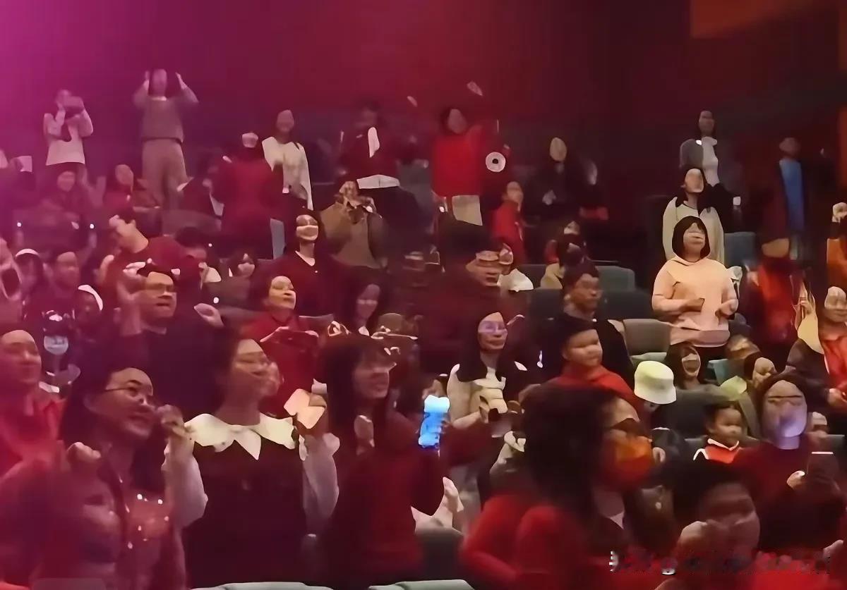 香港观众炸锅！《哪吒2》票房狂飙560万港元，却遭差评轰炸，"特效炸到模糊，剧情