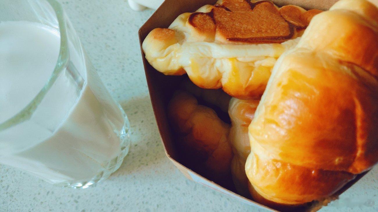 尽管屡次说明但还是买了这个不夹肉松的牛角包🥐只能是吃光光了 ​​​