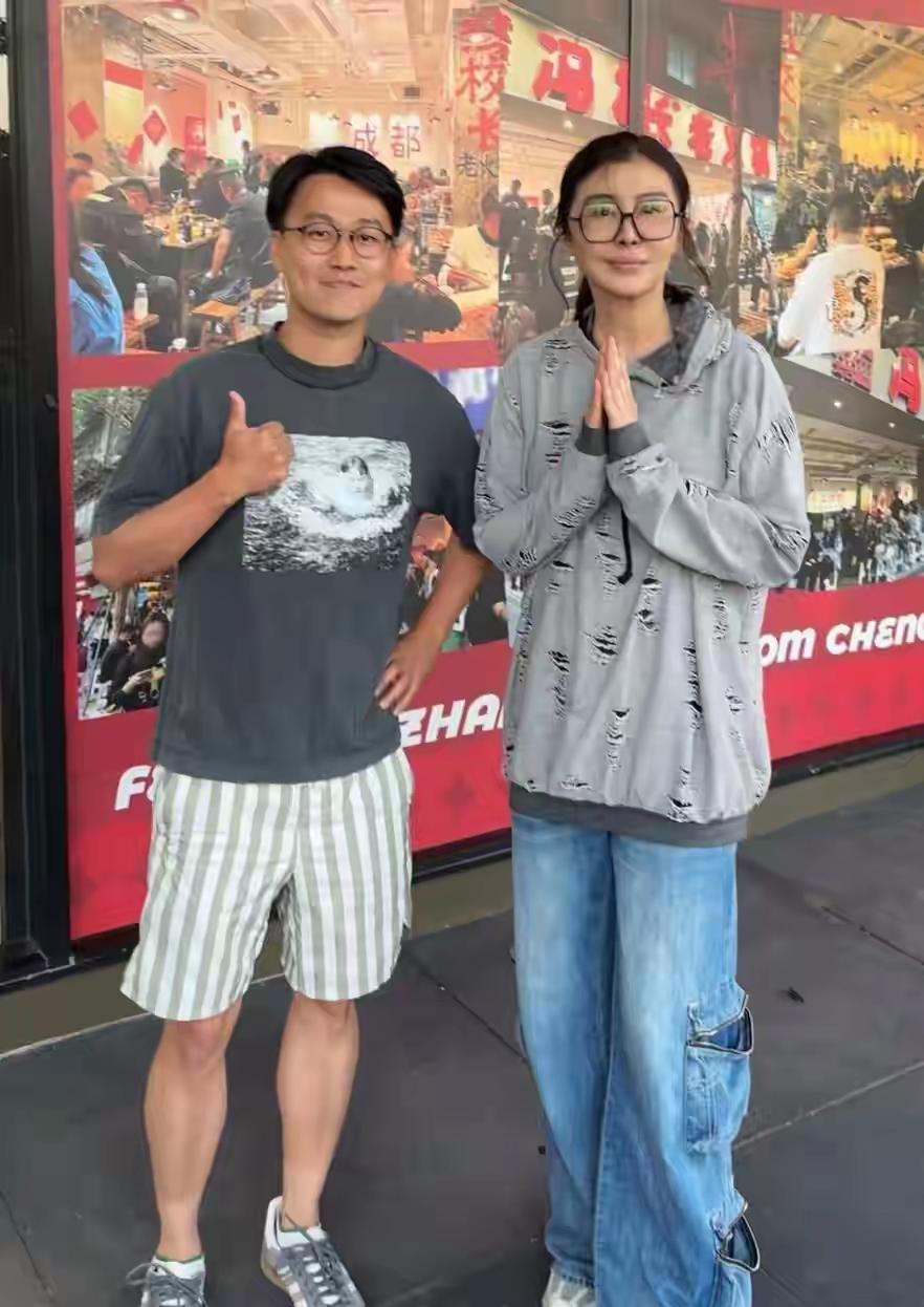 在美国偶遇一位美女明星
她的眼神很涣散，一点也没有以前的模样，她和粉丝合影照，一