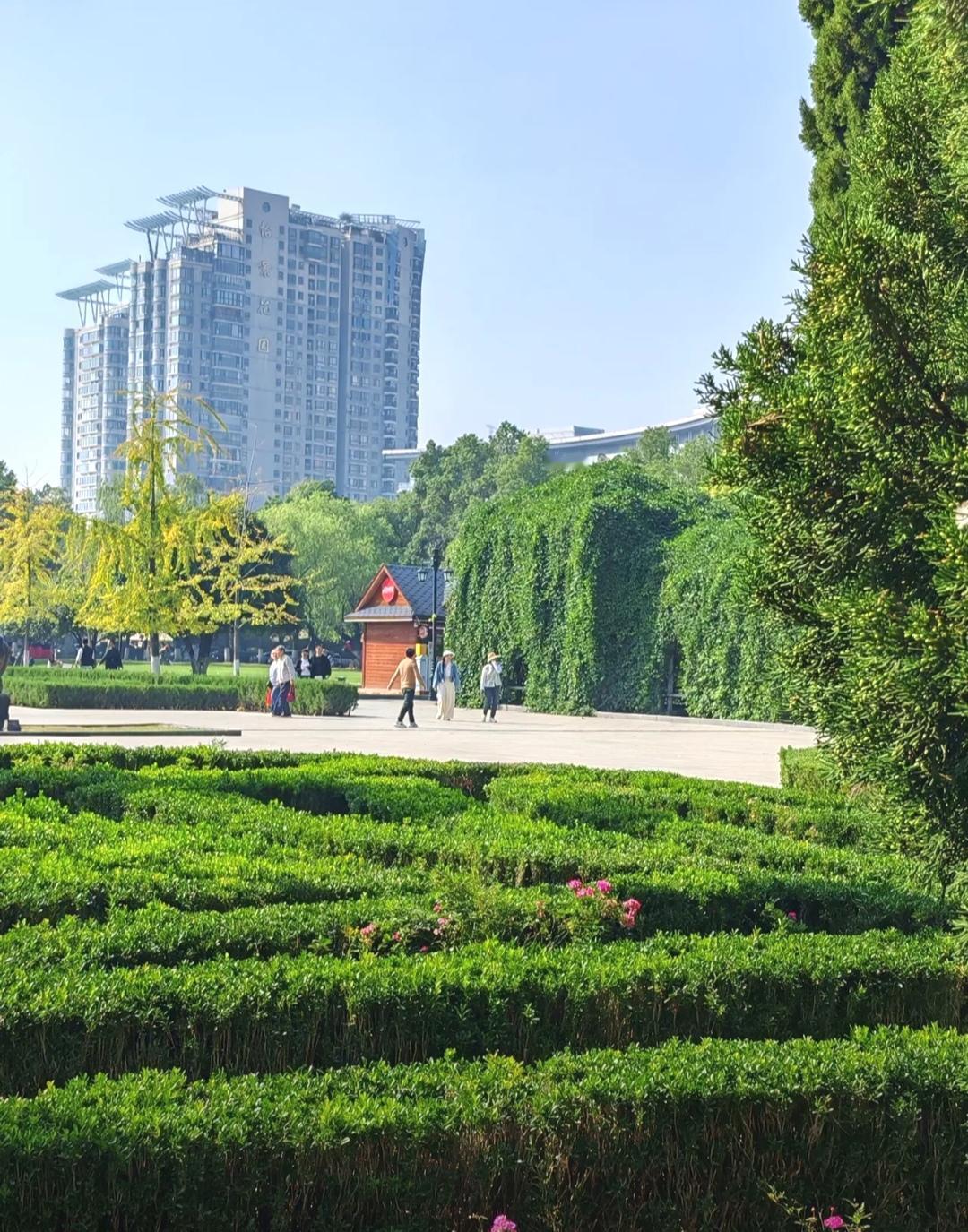 你认为过年有哪些习俗需要传承下去？
过年有好多习俗都值得传承。像年前准备阶段，腊