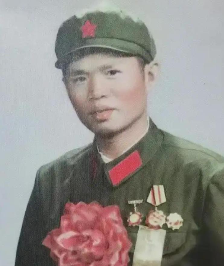 1982年，在越战中立下一等功的龙洪春，坚持娶一个入狱的女工，被取消军校保送，两
