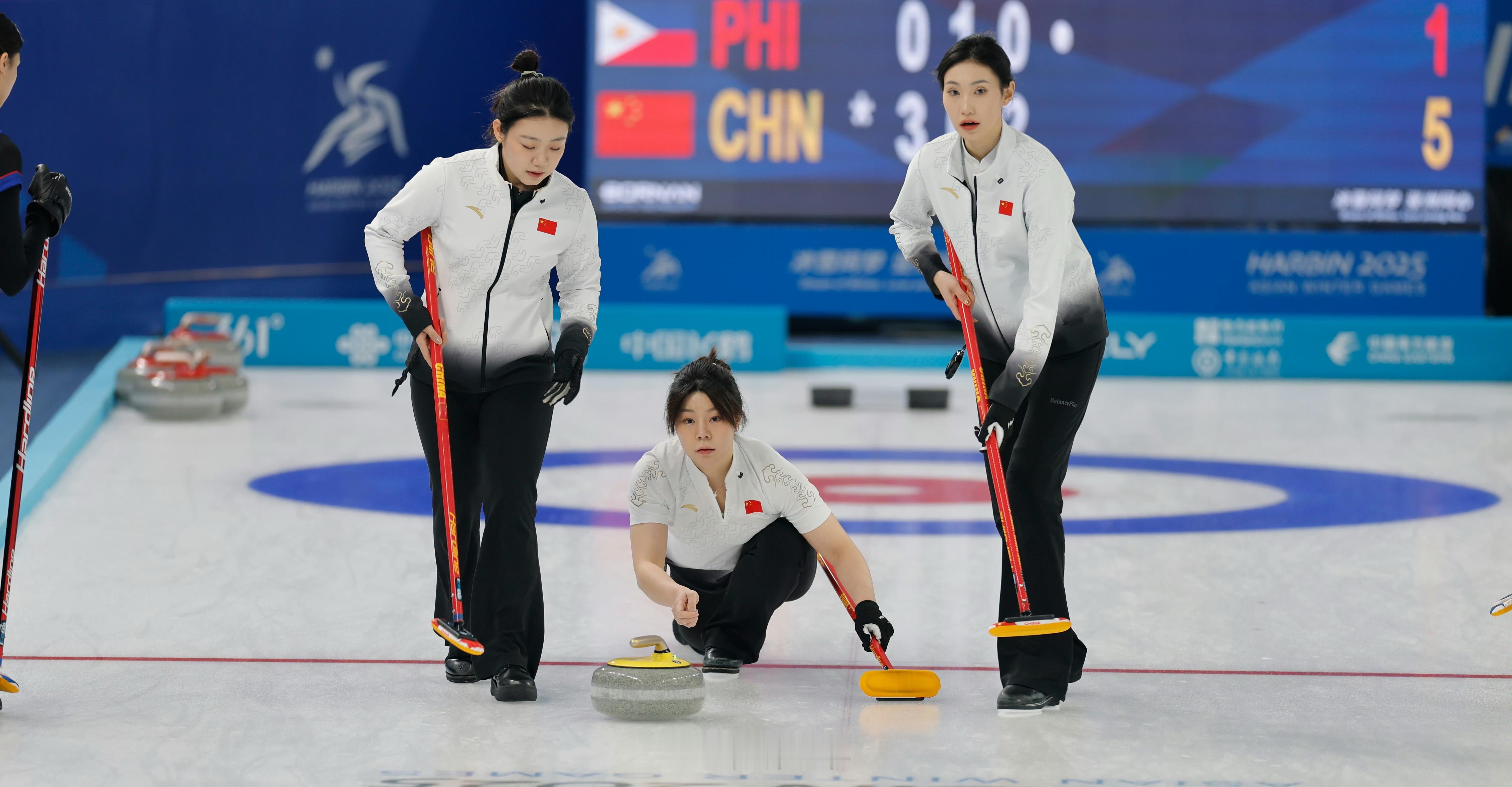 刚结束的一场哈尔滨 亚冬会  女子冰壶循环赛，中国队9比5战胜菲律宾队，目前循环