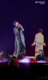 胡夏祝大家天官赐福百无禁忌 他唱红绝时眼尾绯红似谢怜额间血，说“天官赐福”那刻，