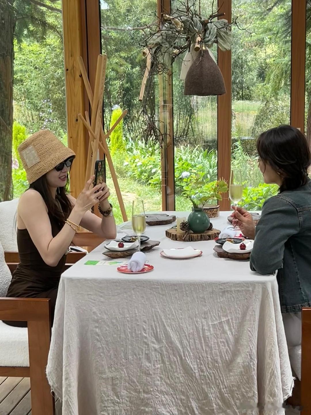 大理餐厅偶遇宋茜陈好大理餐厅偶遇宋茜陈好，两大女神合体是要迷死谁餐厅偶遇宋茜陈好
