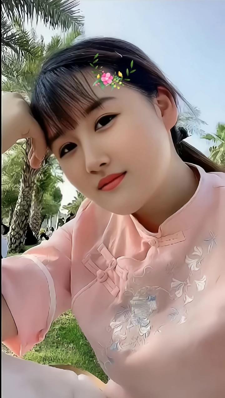 少女心满满的一天，粉色上衣搭配自然背景，元气满满！分享那些令人心动的女神照 粉色
