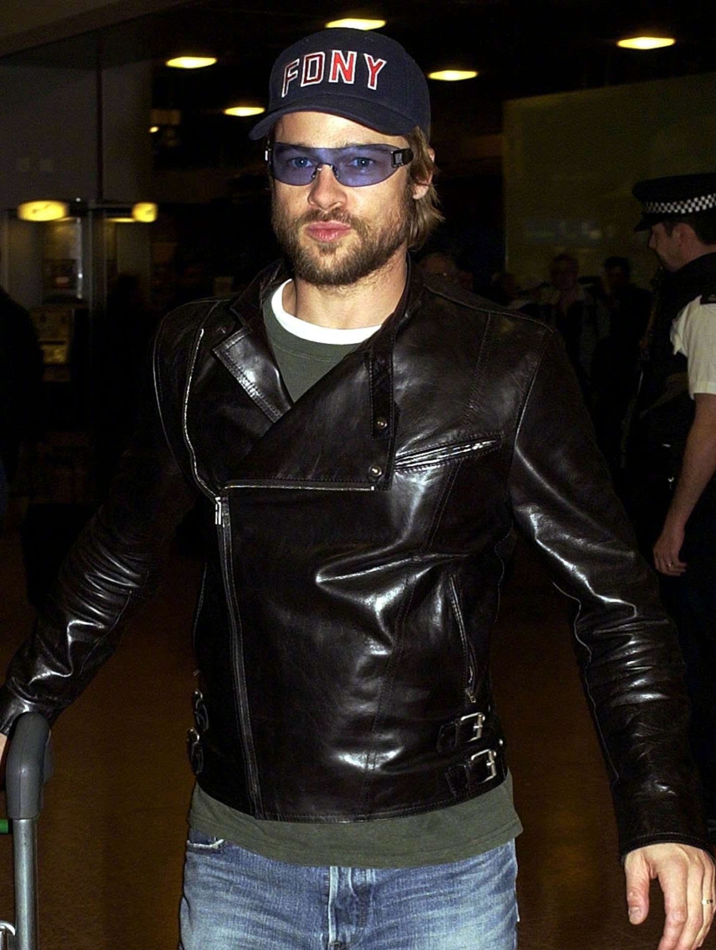 猛一眼，以为是__2002年1月28日，布拉德·皮特抵达英国伦敦的希思罗机场被拍