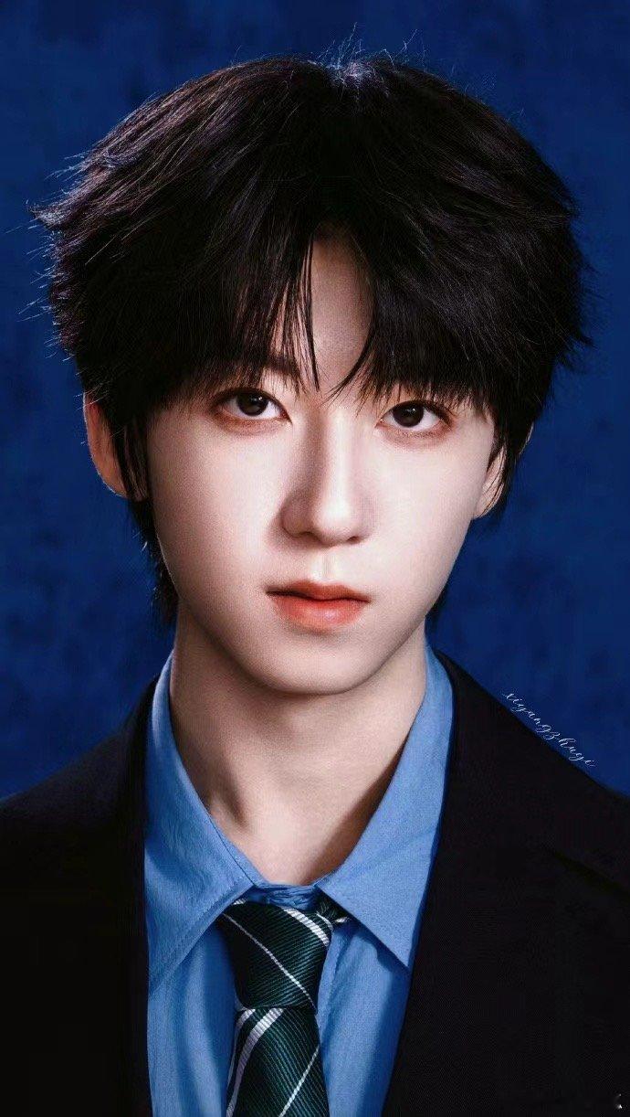 杨博文全新证件照 全新证件照质感满分，端正从容的神态，柔和清晰的五官，褪去花哨修