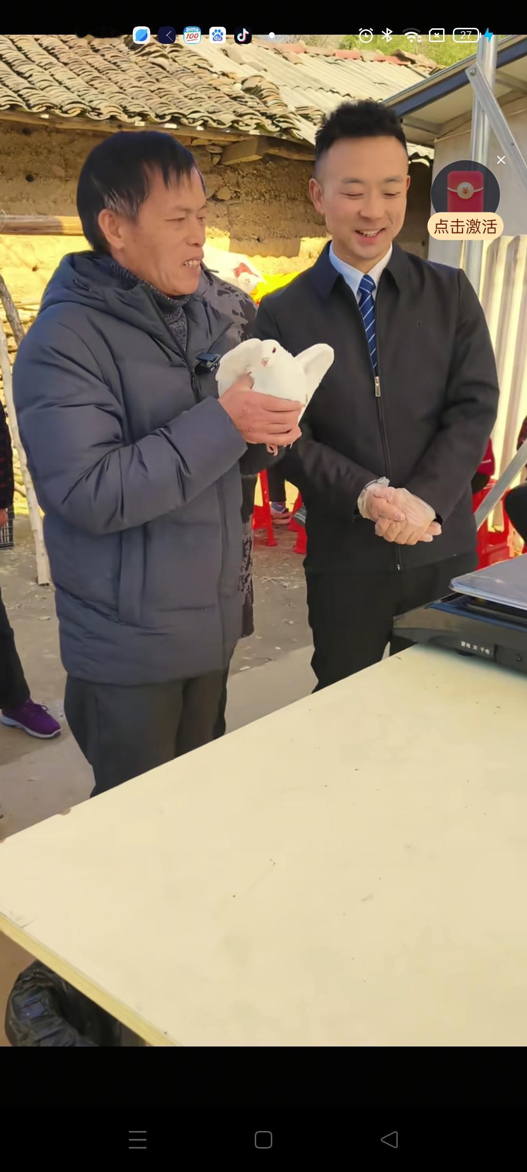 梁志辉发视频称把好物带出山，让大家品尝到好的味道，图片中，梁爸爸抱着一只白鸽，还