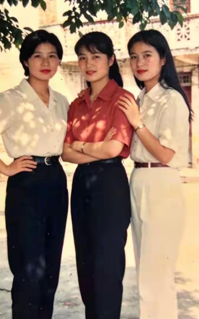 三姑娘面相很温馨，虽生活在80年代没有医美条件，没有滤镜下的美照，哪时的条件能美