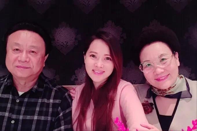 在一次访谈中主持人好奇地询问伊能静：“你是否和公公婆婆有过争吵？”她坦言：“其实