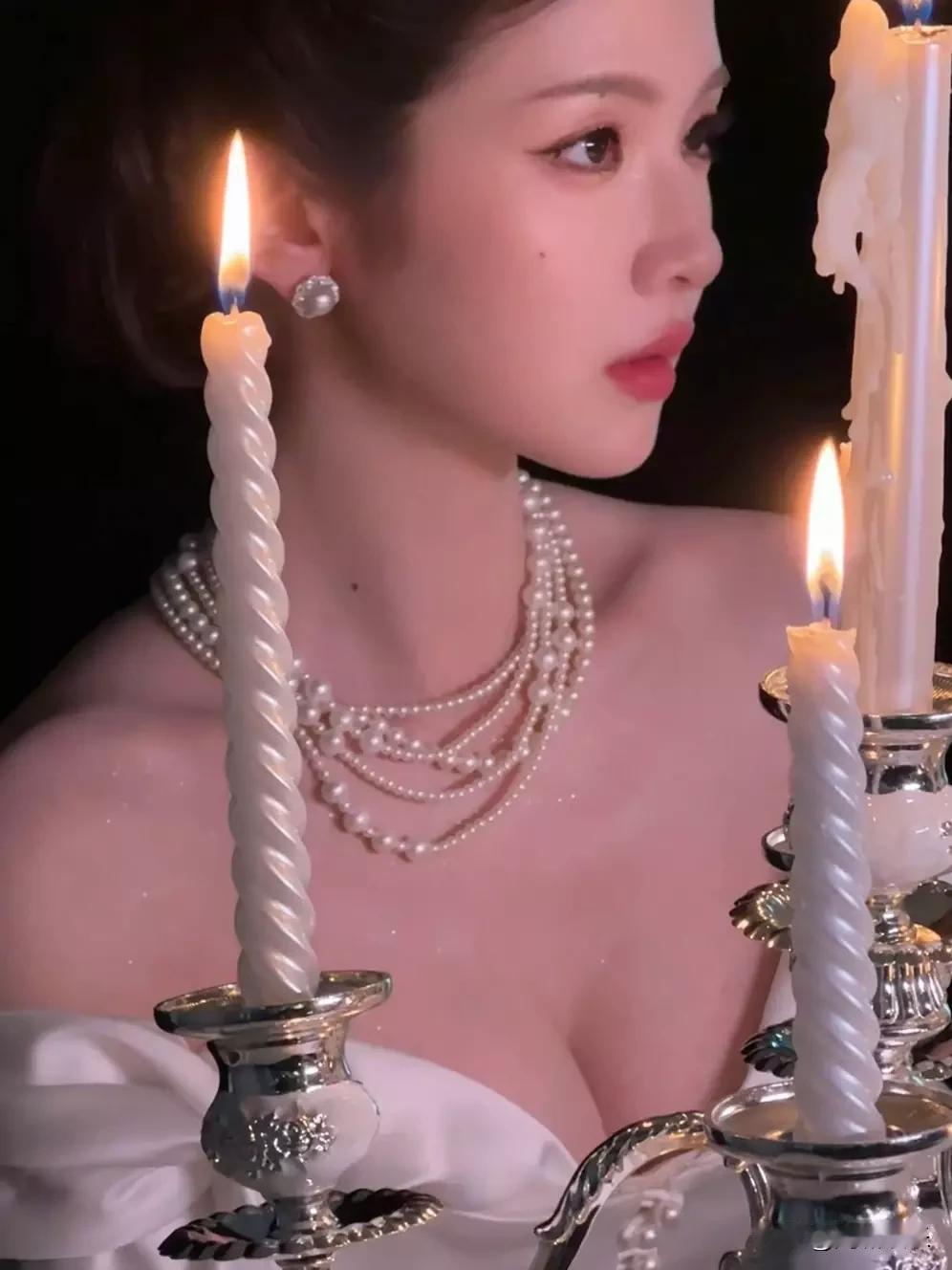 张淼怡星光大赏造型：白色深V裙演绎新古典主义美学
 
白色深V礼服在镁光灯下泛起