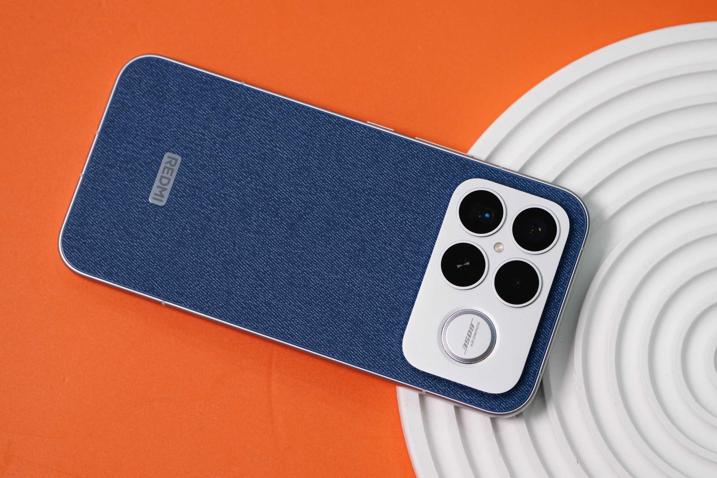 2025年最令人难忘的10台手机里边大概会有它。扬声器音质令人难忘。 