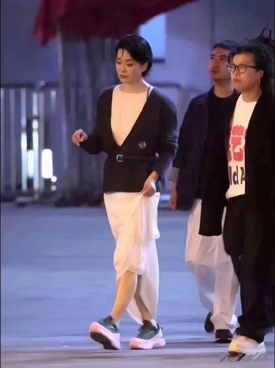 61岁毛阿敏打扮得越来越时髦！黑色的外套配上白色连衣裙，个性时尚，再加上脚下的运