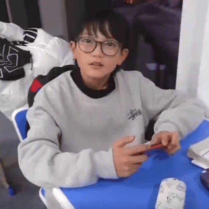 小眼镜瘦蛋版 ​​​