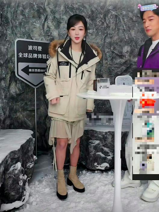 杨紫为了代言新货，竟然在零下20度的冷库中光腿直播，两条腿整个都被冻的特别红，让
