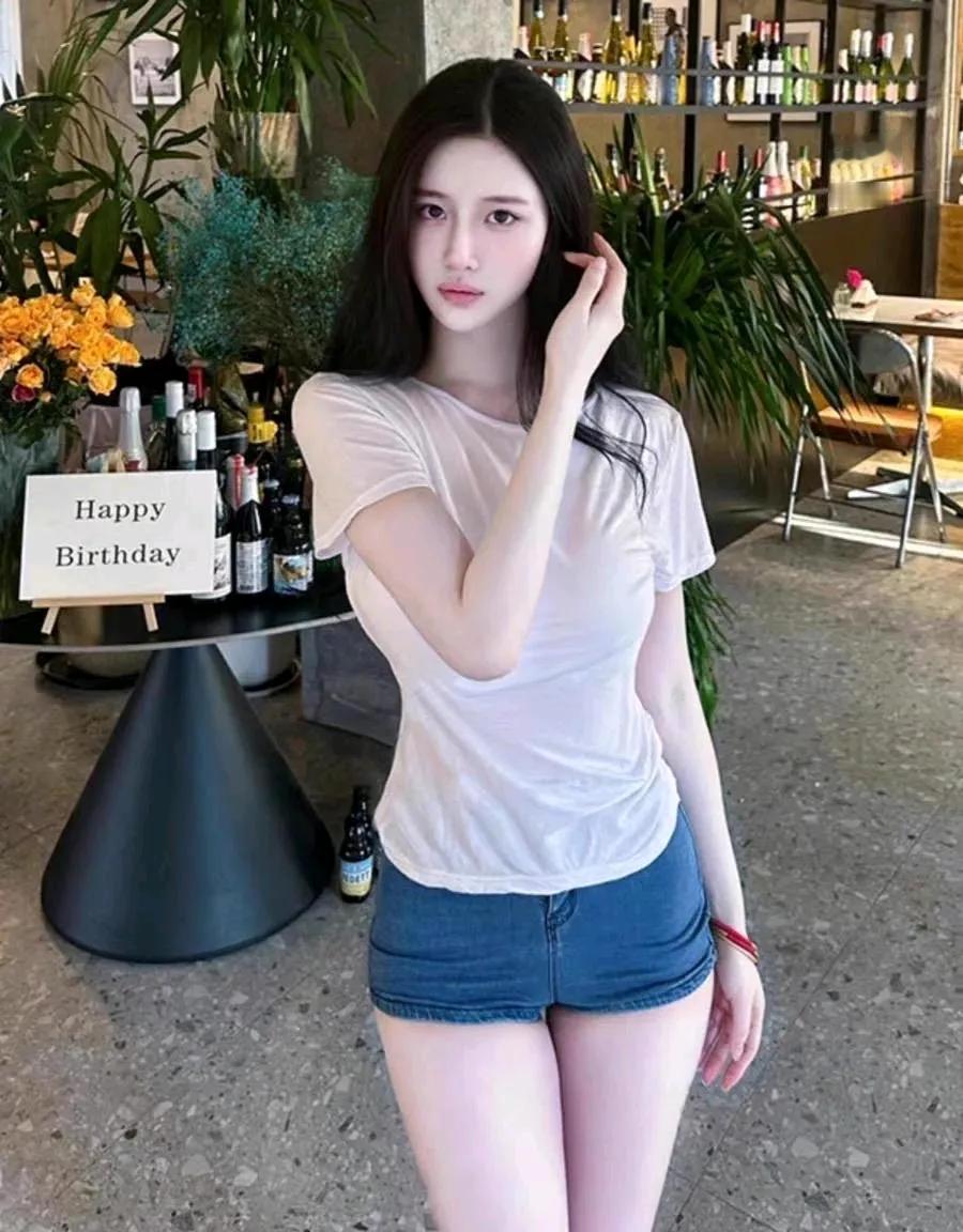 花前月下一笑间，生日快乐心欢颜。