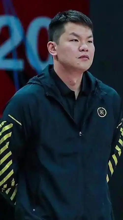 朱芳雨又兑现承诺了！
 
这件事的主角，正是广东队那个刚上一队没多久的年轻后卫陈