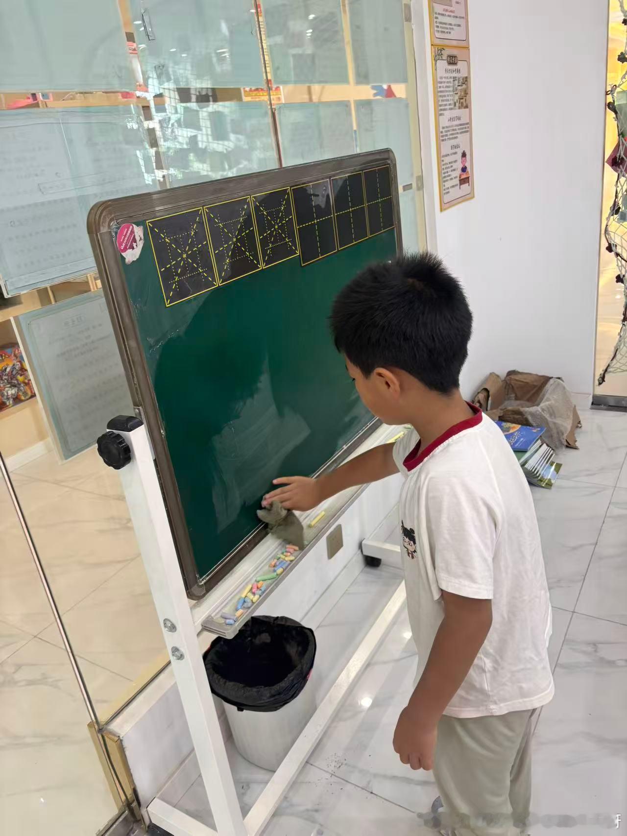 姨送去上书法课了。果果十点四十跳舞，柱柱十一点书法。柱到的早点，就他自己，还去打