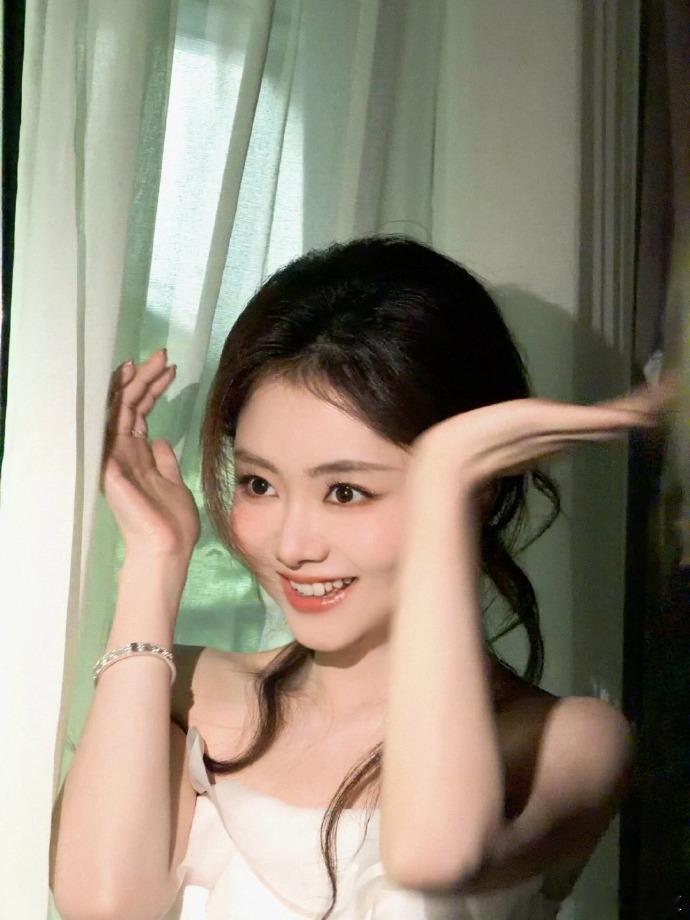 谭松韵谭松韵的消费人格是老好人谭松韵喜欢但不盲目性格里的善意处处体现在细节消费中