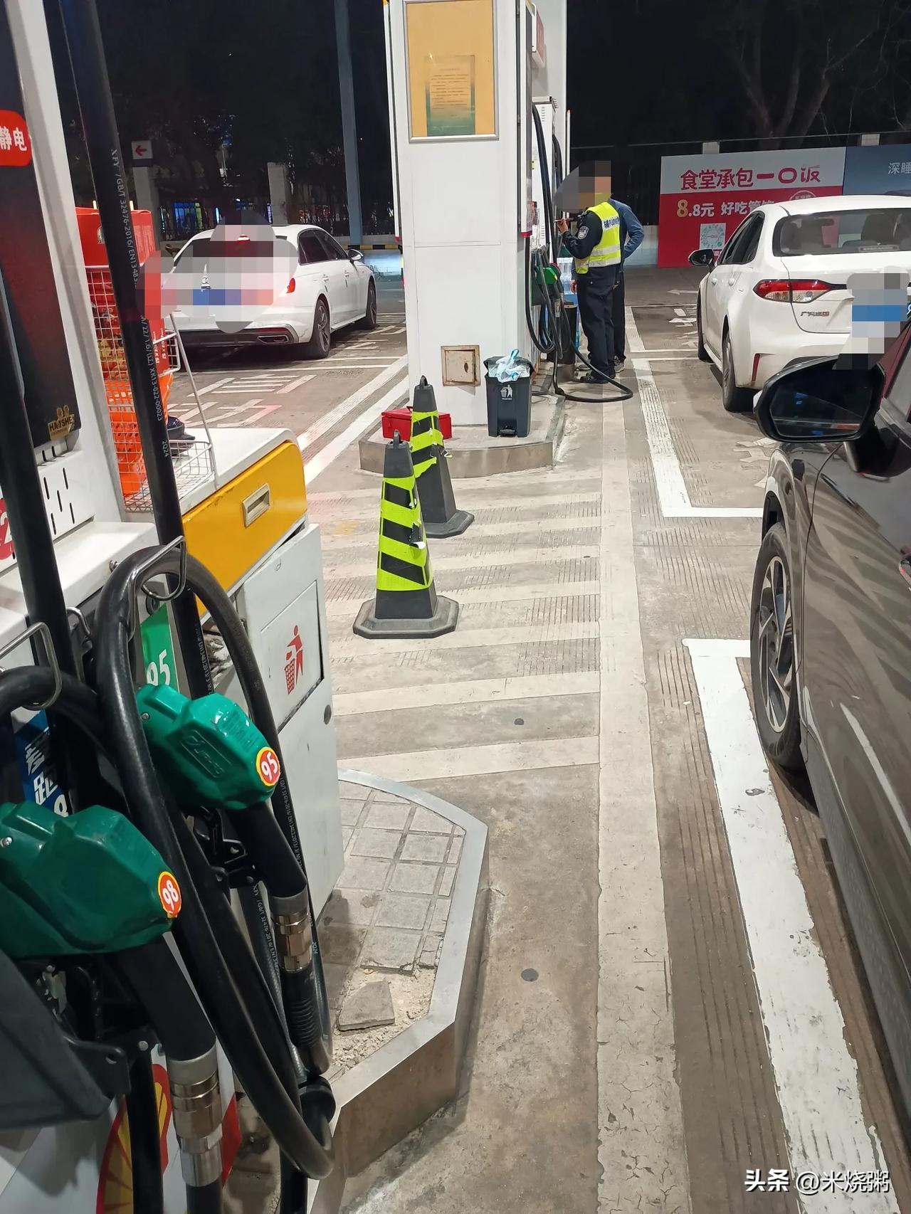 苏州，零点前的加油站里，95号汽油已售罄。加油员表示，95号汽油预计明天下午才有