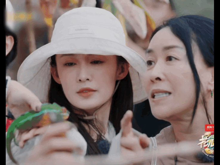 李沁在节目里的"吃货语录"最近特别出圈，

那些自创的可爱词汇和幽默表达，

成