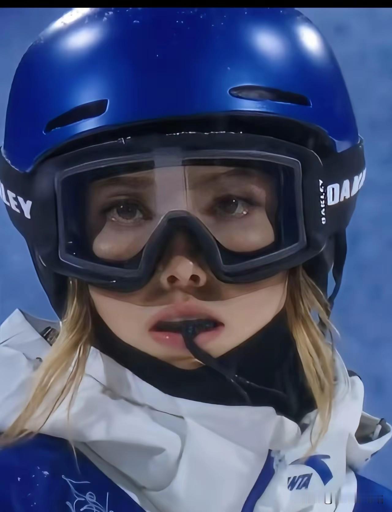 谷爱凌，
米兰冬奥会每次比赛都能看到她嘴里喜欢含着某种东西，虽然看不出来是什么，