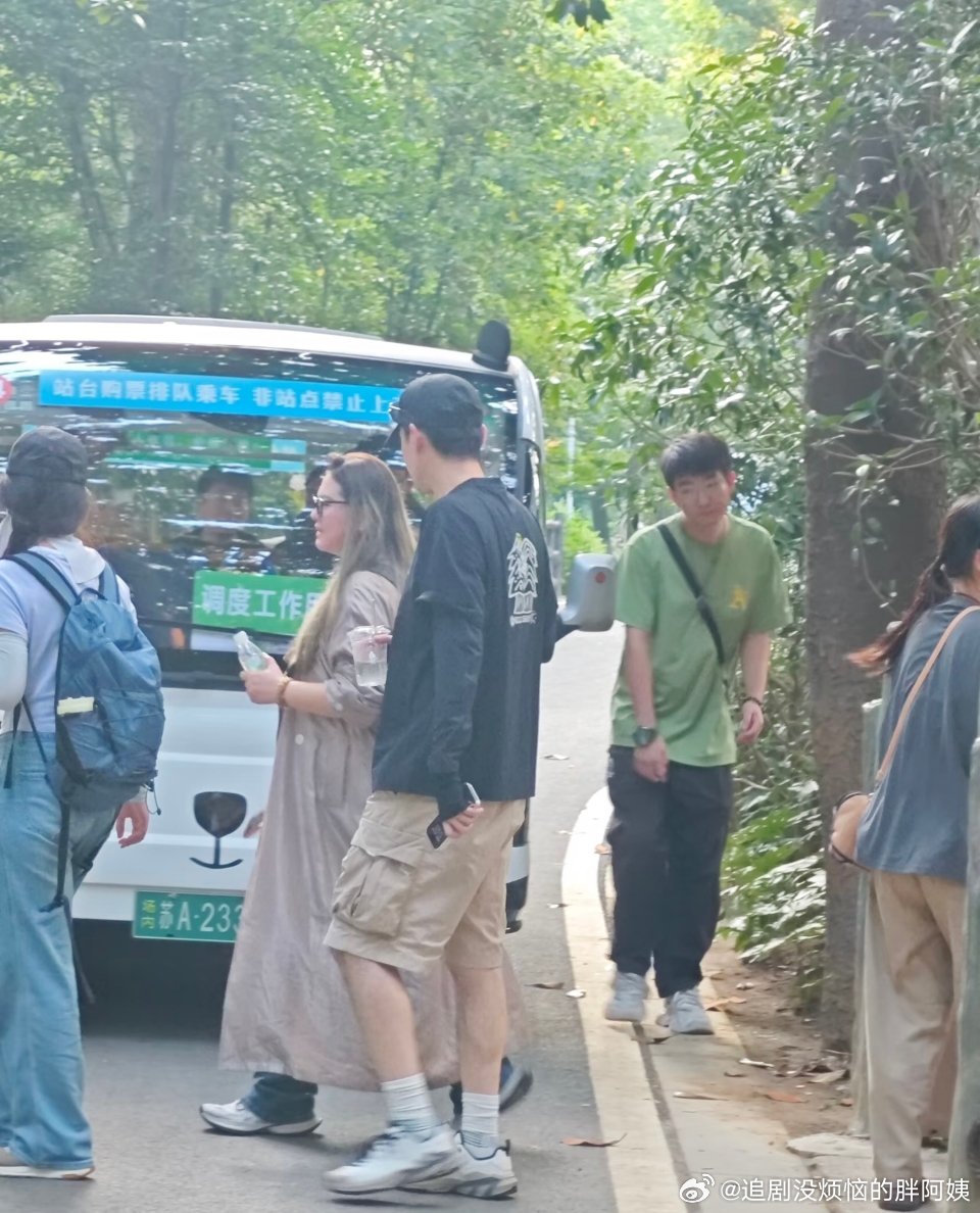 红山动物园偶遇胡歌全南京都在偶遇胡歌胡歌去红山动物园啦！感觉全南京都在偶遇胡歌！