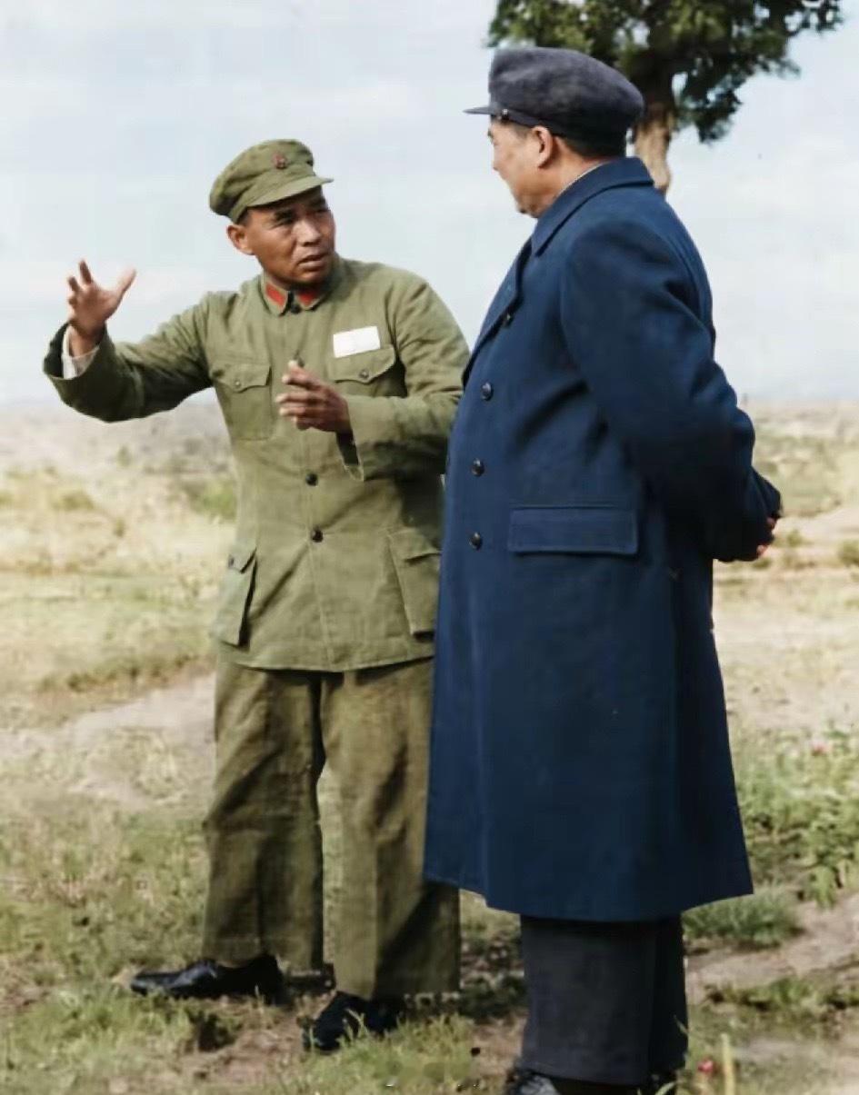 这是伟人和他最喜爱战将的珍贵照片，你知道这员战将是谁吗？ 