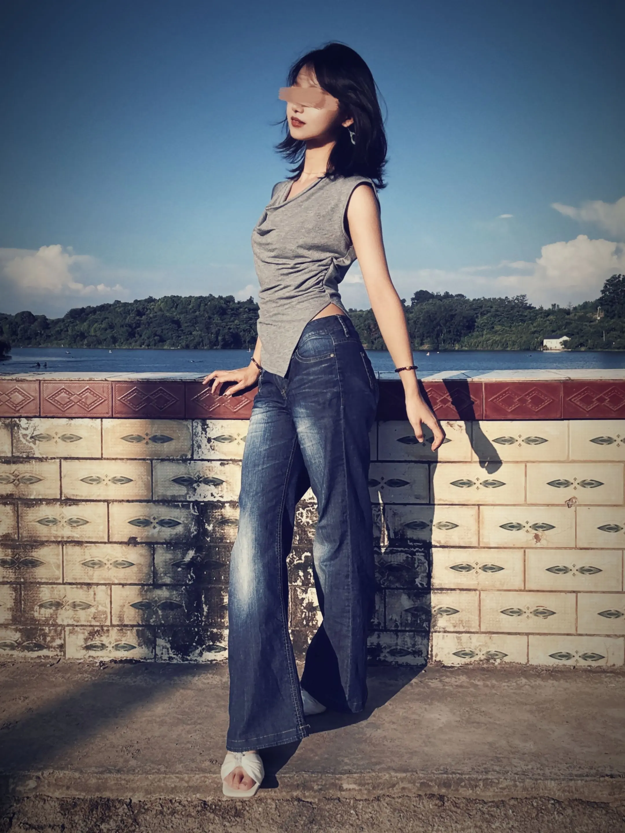 尿和泪大抵是兄弟 两者都会淅淅沥沥 尿带走身体里的废物 泪带走情绪中的垃圾
