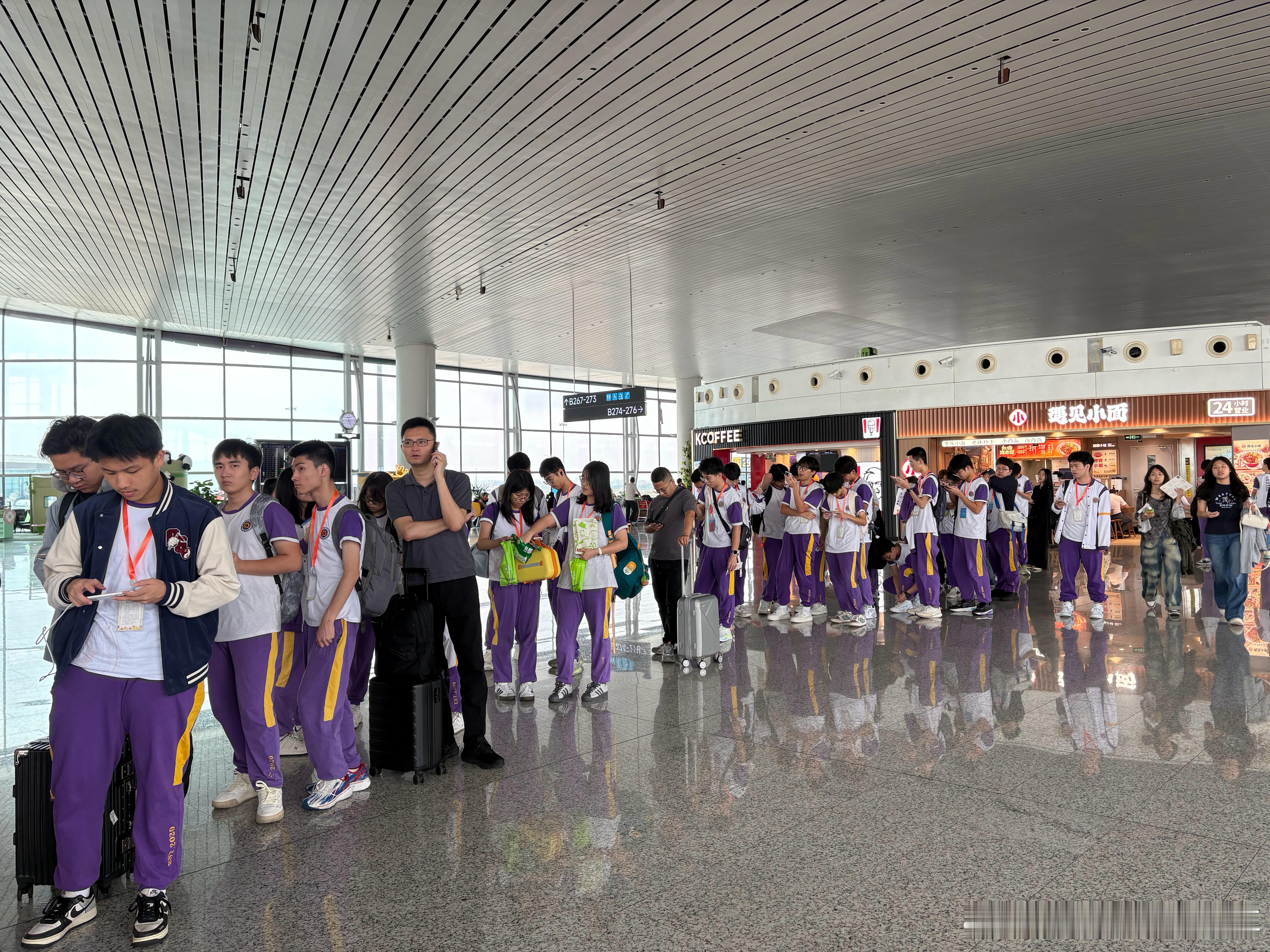 春游 看来最近是春游出行的旺季一堆中学生去西安春游校外的孩子是真的幸福当年我们春