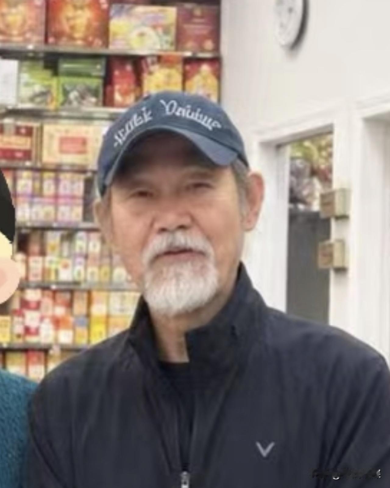 74岁元华近照曝光！在温哥华买煲汤的料，胡子都白了但是很精神，两年没有工作已在国