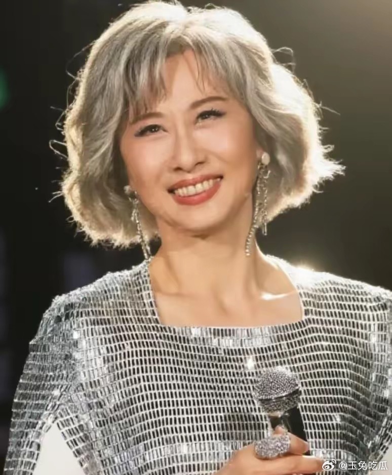 奉劝大家一句​千万别被叶倩文的年龄给骗了​她虽然64岁了，满头白发，外表看上去跟