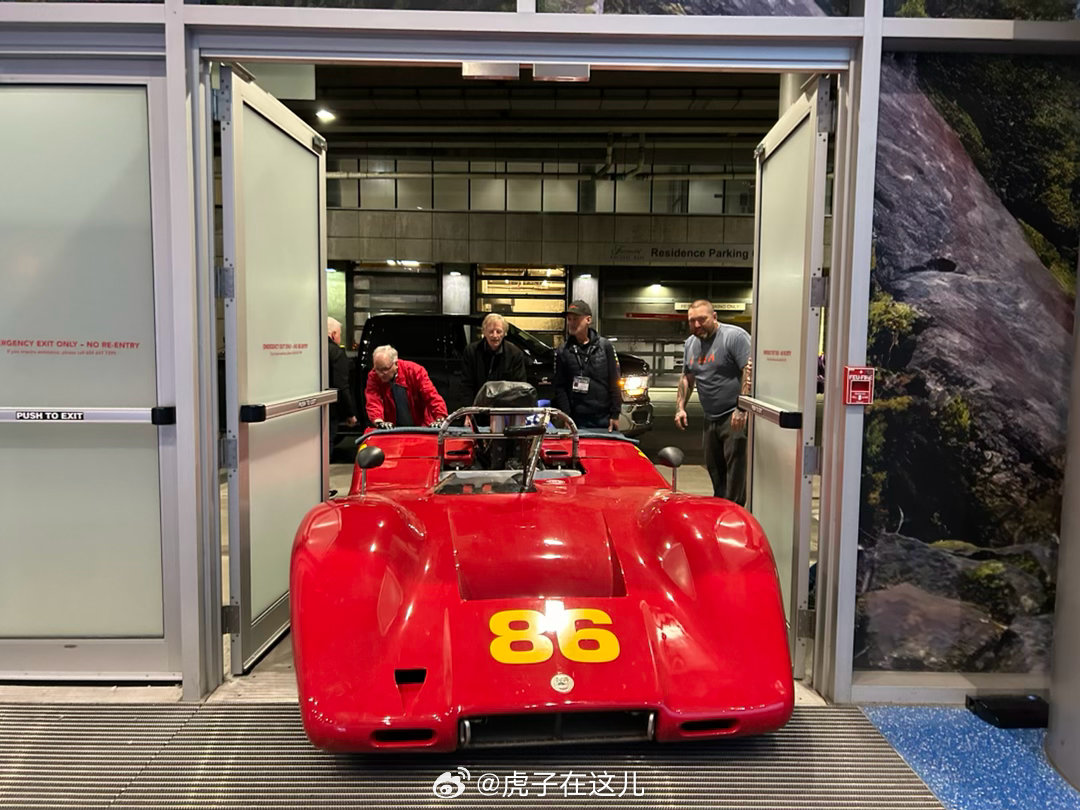 太平洋车展明天开展在即，今天朋友叫去帮忙布展，可是他没提前告诉我展车是McLar