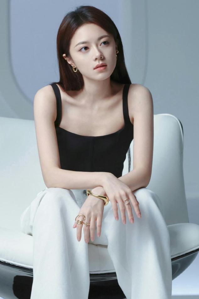 赵今麦出发进组《绝命循环》
赵今麦进组新电影，犯罪剧情片，搭档范丞丞，根据韩国高