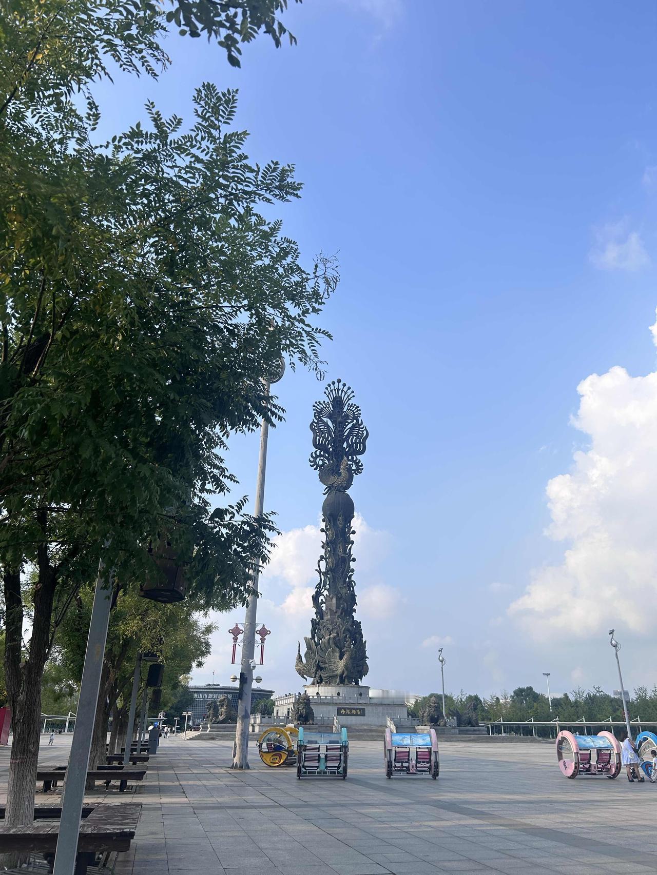这是我上周末再唐山拍摄的图片，画面中央矗立着一座气势恢宏的大型凤凰主题青铜雕塑，