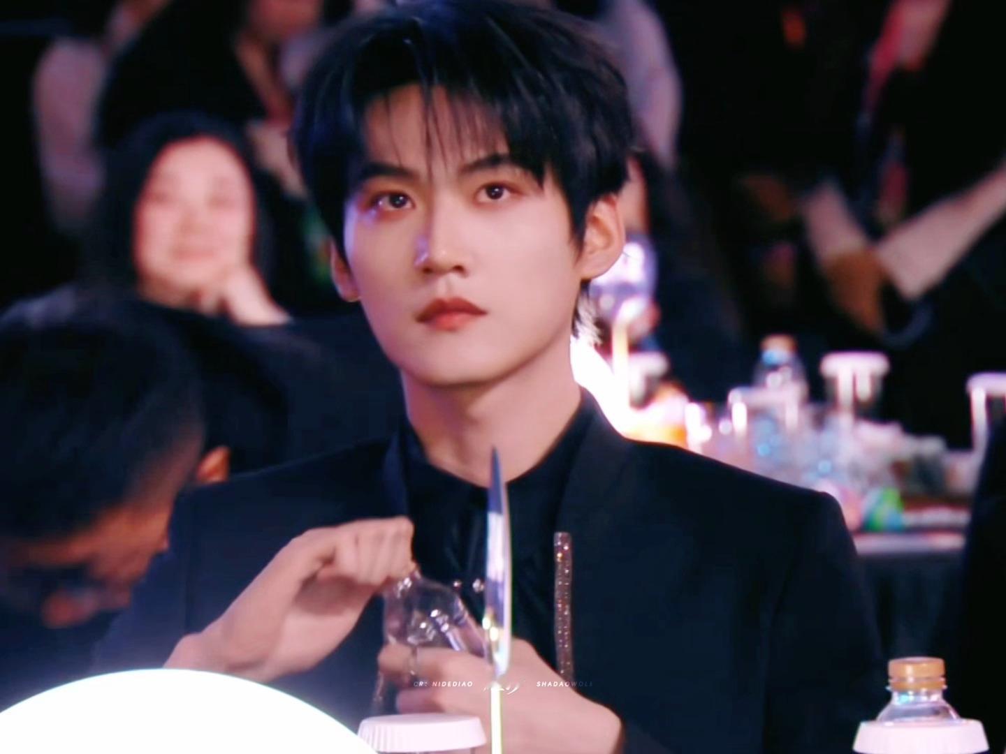 这个周柯宇喝水都这么帅尖叫之夜内场