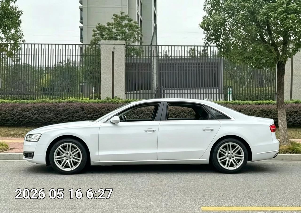 白色的奥迪车。白色的感觉。其实这车挺庄重的，给人的第一视角也挺好的。但是作为一台