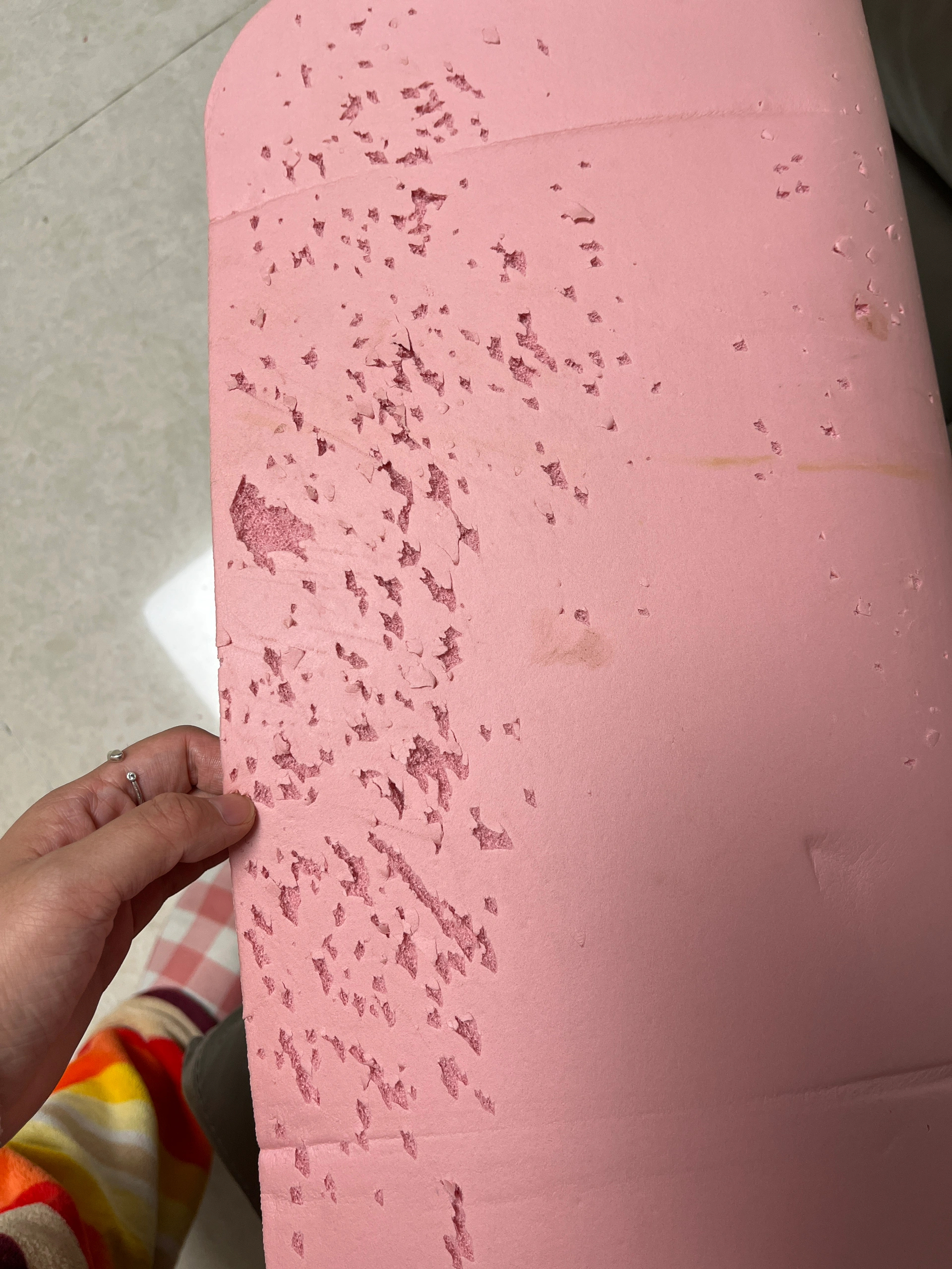 家人们，这个瑜伽垫怎么会有这种痕迹蟑螂还是老鼠？ ​​​